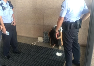 千鈞一發(fā)欲跳樓  霹靂出擊避慘案