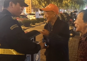 長(cháng)興島宗保治安巡邏，撿到手機，及時(shí)歸還失主