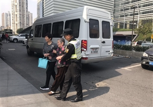 關(guān)愛(ài)老人，從我做起----陸家嘴城管隊員幫扶重陽(yáng)節聚餐老人