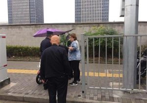 伸出援手，大愛(ài)無(wú)疆，宗保北蔡市容項目隊員救助暈倒女子