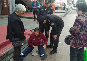 七旬老人摔倒，熱心特保伸援手 --惠南市容項目救助受傷老人