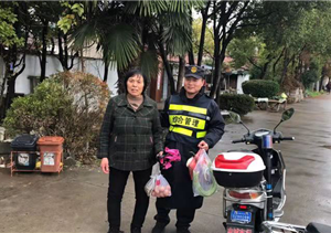 迷路老人神情慌，宗保特保來(lái)幫忙 --長(cháng)興島項目將迷路老人送回家