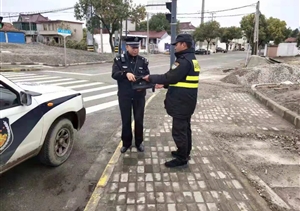 拾金不昧樹(shù)新風(fēng)系列報道 --長(cháng)興島項目拾到單肩包