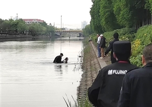 有驚無(wú)險！宗保特保勇救跳河輕生女子 --張江輔警隊員勇救跳河輕生