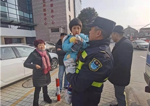 路遇迷途小朋友，輔助隊員護安全 ——周浦輔警項目隊員幫助走失孩