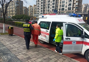 老人昏倒在地，扶還是不扶？民泰保安給出溫暖堅定的答案 ——浙江