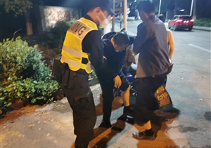 救助受傷老人  愛(ài)心彰顯品格——民泰保安駐閑林輔警項目隊員救助