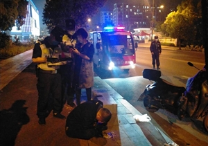 醉酒男子騎車(chē)摔倒  巡邏保安熱心救助 ——民泰公司駐閑林輔警項目