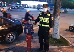 拾金不昧樹(shù)新風(fēng)系列 ——民泰公司駐星橋市容項目隊員撿到書(shū)包