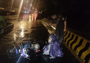 深夜里，暴雨中你的舉動(dòng)令人稱(chēng)贊 ——宗保公司駐周浦市容項目負責