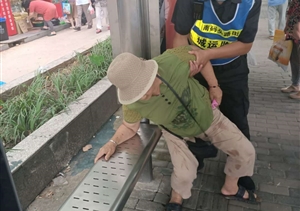 老人炎炎夏日突暈倒  保安及時(shí)救助化險情——宗保世博區域南碼頭