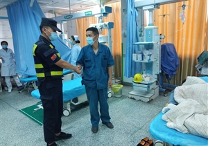 女孩暈倒不省事 隊員施救解其?！h市容項目隊員救助暈倒女孩