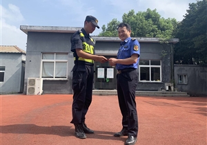 醉男言行粗暴拒執法   隊員忍辱克制避激化——宗保公司駐閑林城管