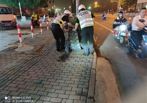 交通安全無(wú)小事  清理路障除隱患--孫橋輔警項目隊員清理遺落路面