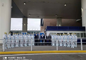 創(chuàng  )始人馮中?？赐繂?wèn)公司駐浦東機場(chǎng)防疫輔助隊員