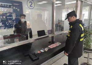 隊員撿到錢(qián)包歸還 失主寫(xiě)信表示感謝 ——三林市容項目隊員收到感