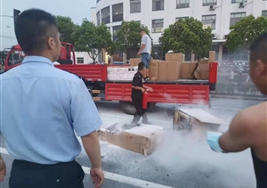 發(fā)現貨車(chē)起火 隊員急助滅火 —新場(chǎng)輔警項目隊員幫助貨車(chē)司機滅火