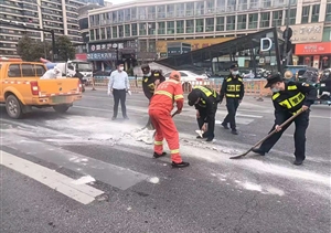 建筑垃圾散落 隊員及時(shí)清理—良渚地鐵菜場(chǎng)項目隊員清理建筑垃圾