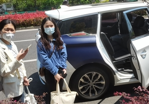 醫護人員招手求助 隊員驅車(chē)送至方艙