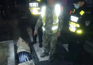 男子涉嫌盜電纜 員工擒獲交公安—宗保公司員工抓獲偷盜電纜嫌疑人